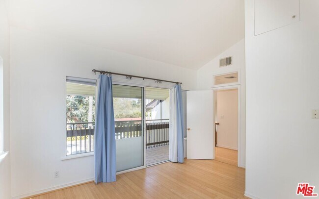 Building Photo - 12694 Montana Ave