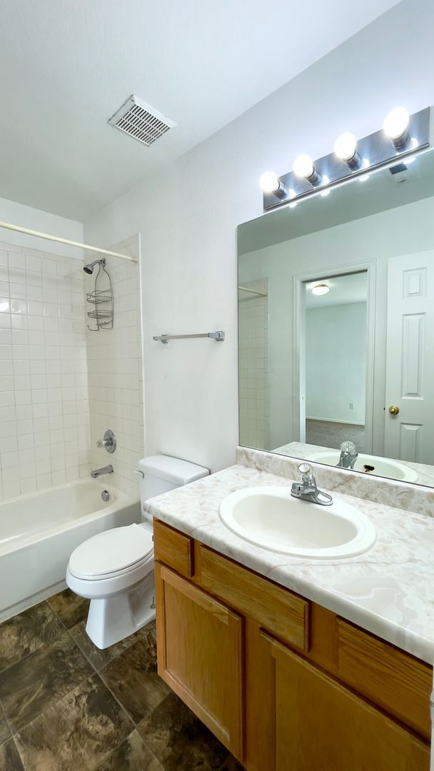 Building Photo - Upper 2 bed, 2 bath Condo on Leland for rent!