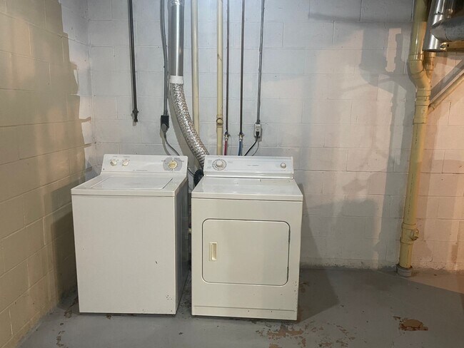 Building Photo - Three Bedroom, one-and-a-half-bathroom Townhome in NW Rochester MN