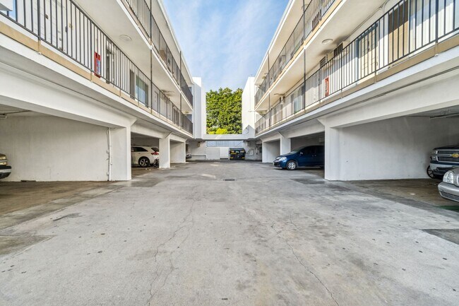 Building Photo - 2 bed 1 Bath Available Now