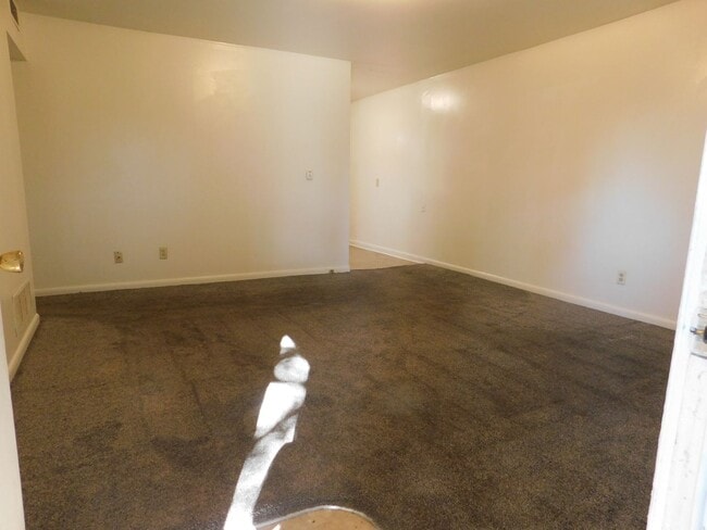 Building Photo - Cozy Apartment Close to CMU