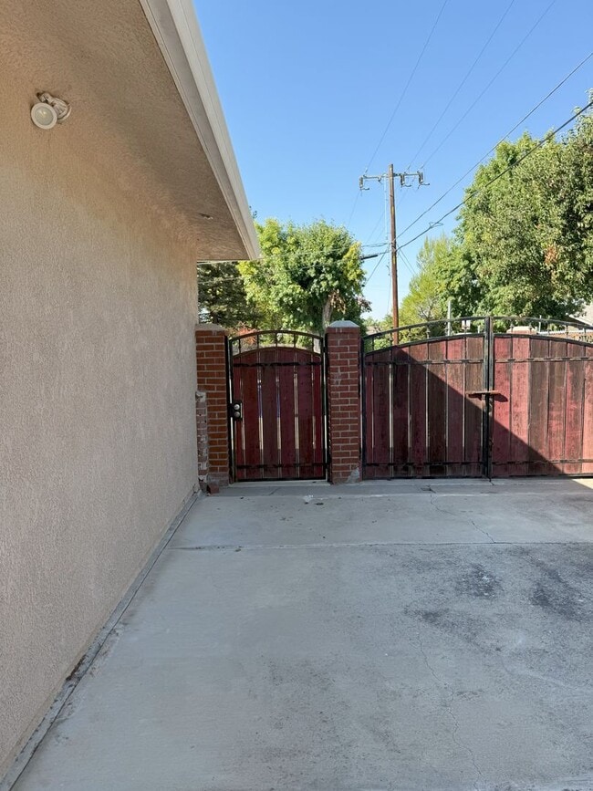 Building Photo - Beautiful Southside Los Banos Rental