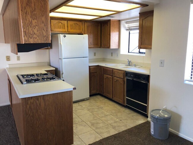 Building Photo - 2 BR Condo in gated community with many ut...
