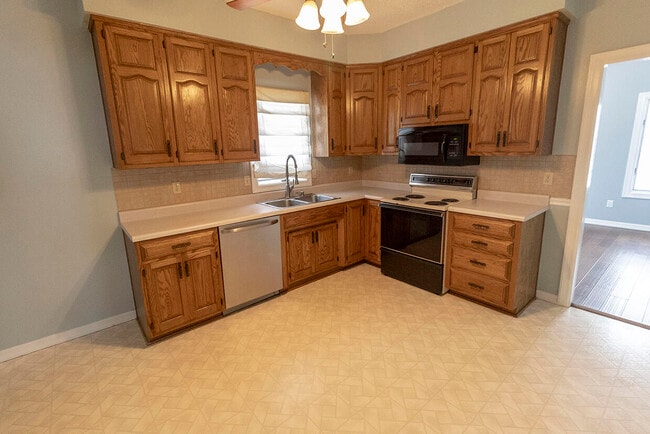 Building Photo - 4500 W Bridgewood Dr