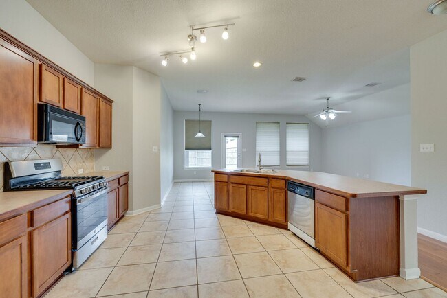 Building Photo - Great location. 4 bedrooms plus an office!