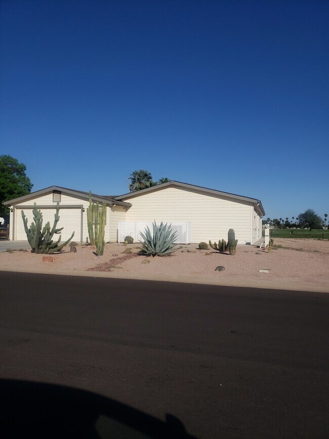 Building Photo - 3 bd 2 bath Golf Course Living