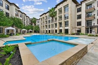 Building Photo - District 28