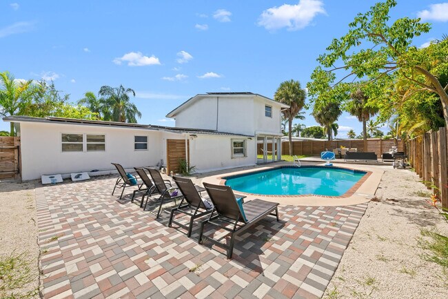 Building Photo - 865 NE 23rd Terrace