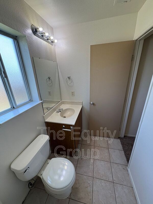 Building Photo - 2210 W Buena Vista Ave