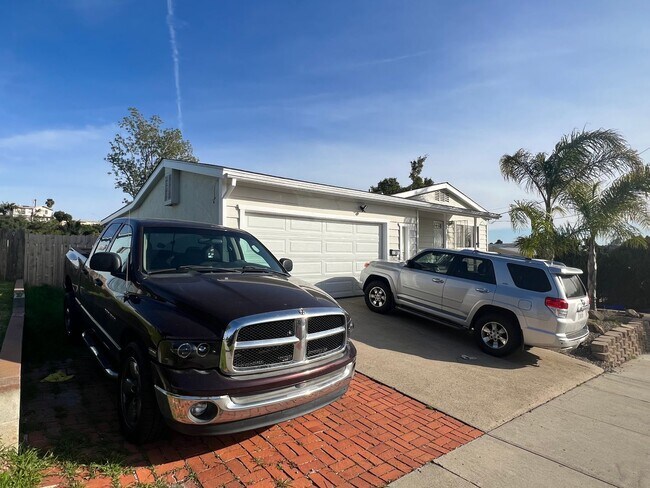 Building Photo - Updated 5 bedroom 3 bathroom house w/ HUGE YARD