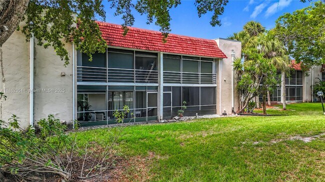 Building Photo - 3501 Inverrary Dr