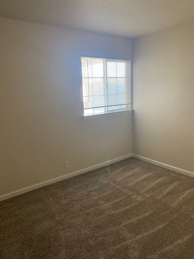 Building Photo - Nice Home in Quail Ridge!