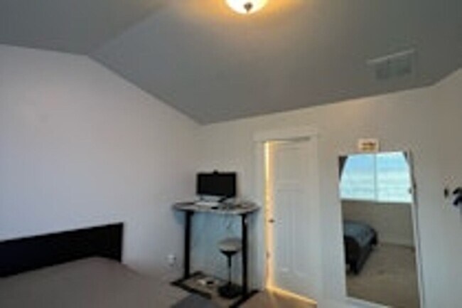 Building Photo - 192 W Silver Springs Dr