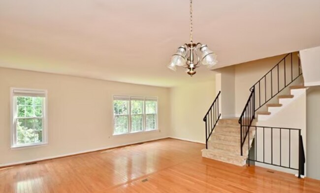Building Photo - Charming 3-Level Townhome Backing to Woods in Prime Alexandria Location