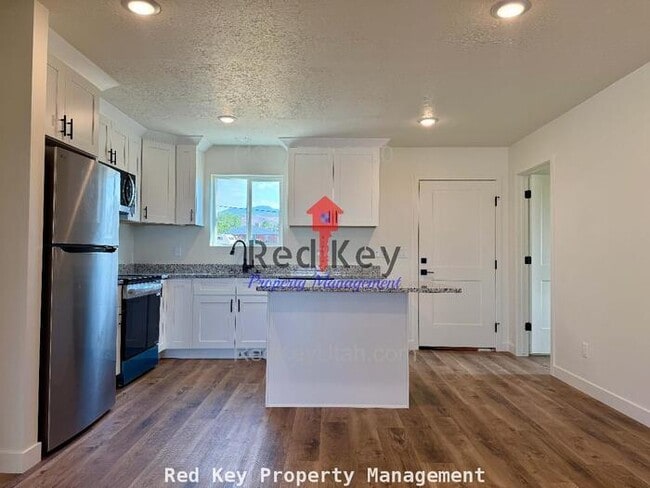 Building Photo - 600 N Duplex NEW
