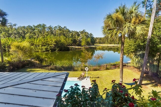 Building Photo - Pool/ Waterfront/ Custom Home in Waterways!