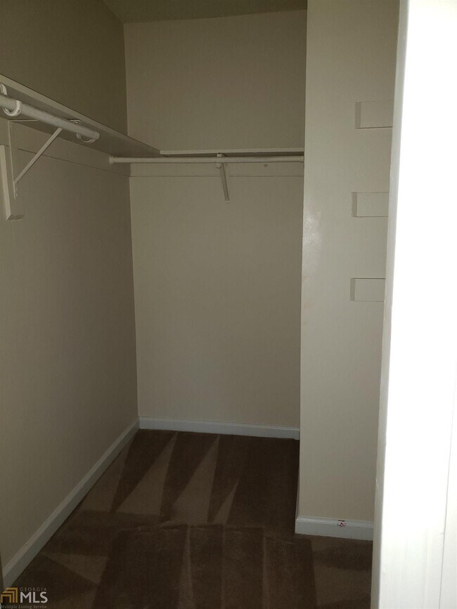 Building Photo - 1409 Camelot Dr