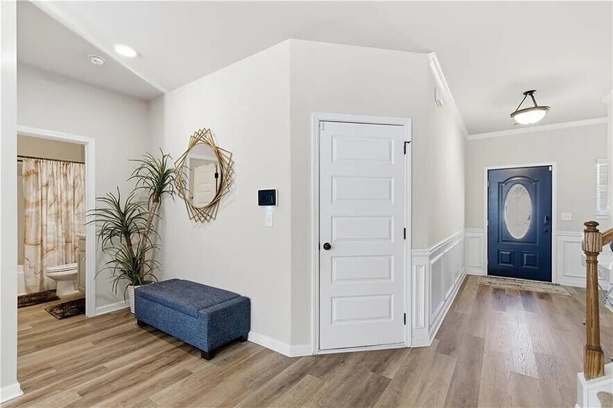 Building Photo - Room in House on Zoya Ct