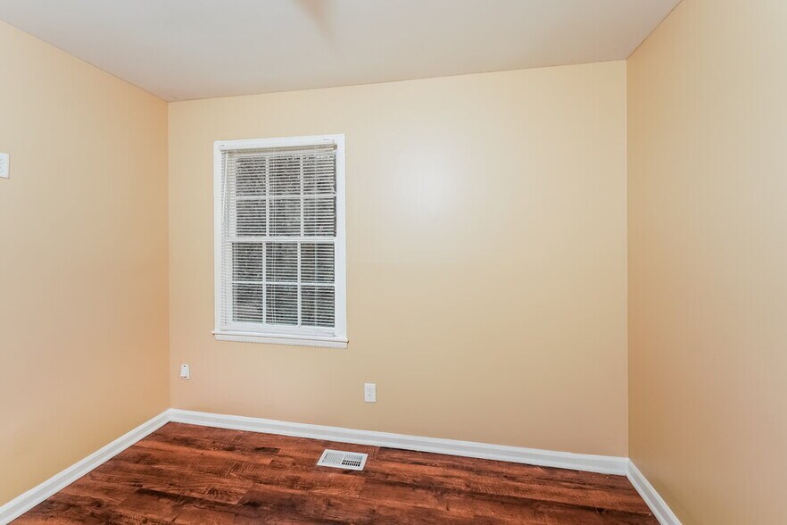 Building Photo - 1700 Serene Dr