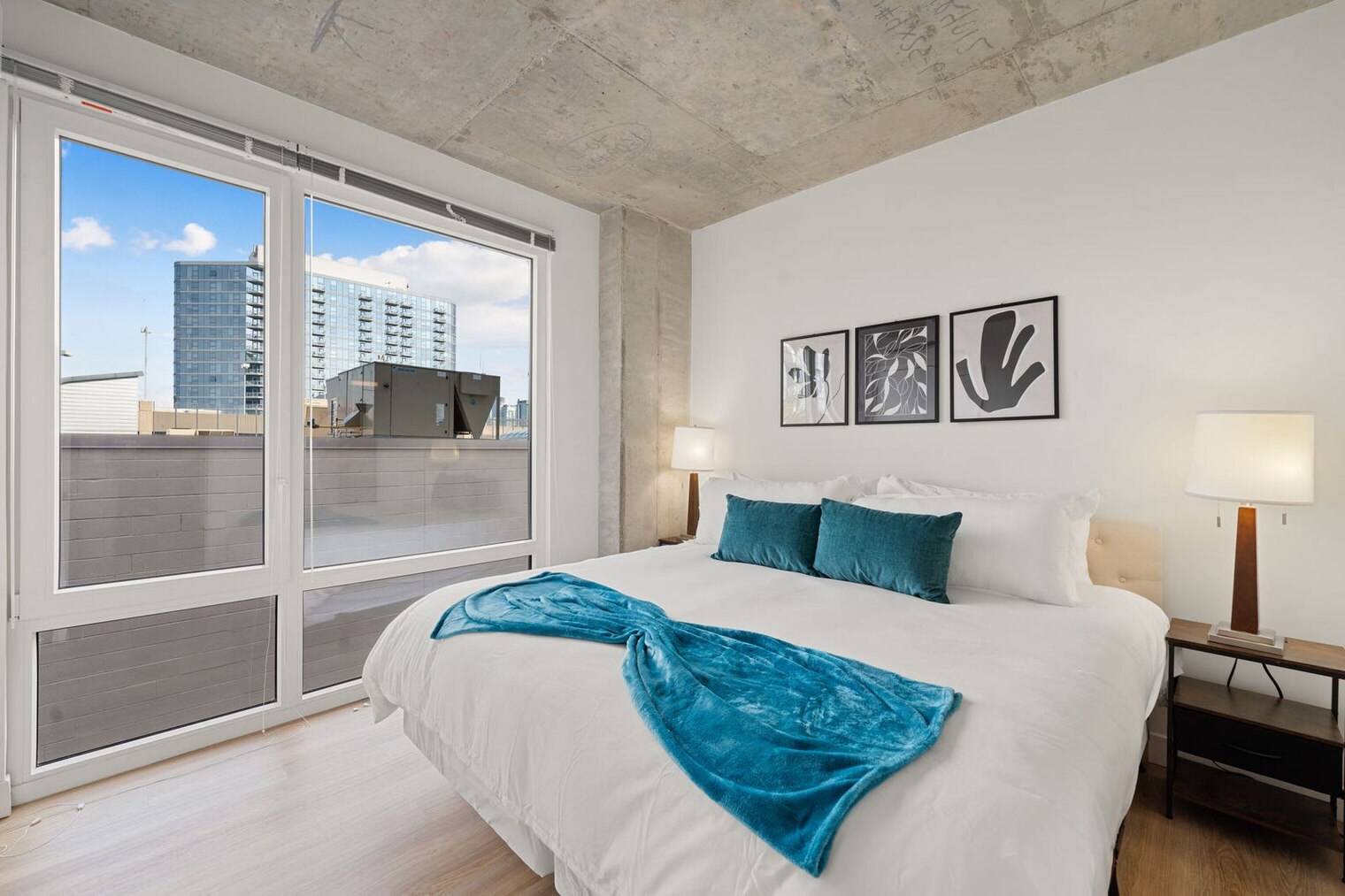 Building Photo - 853 W Blackhawk St