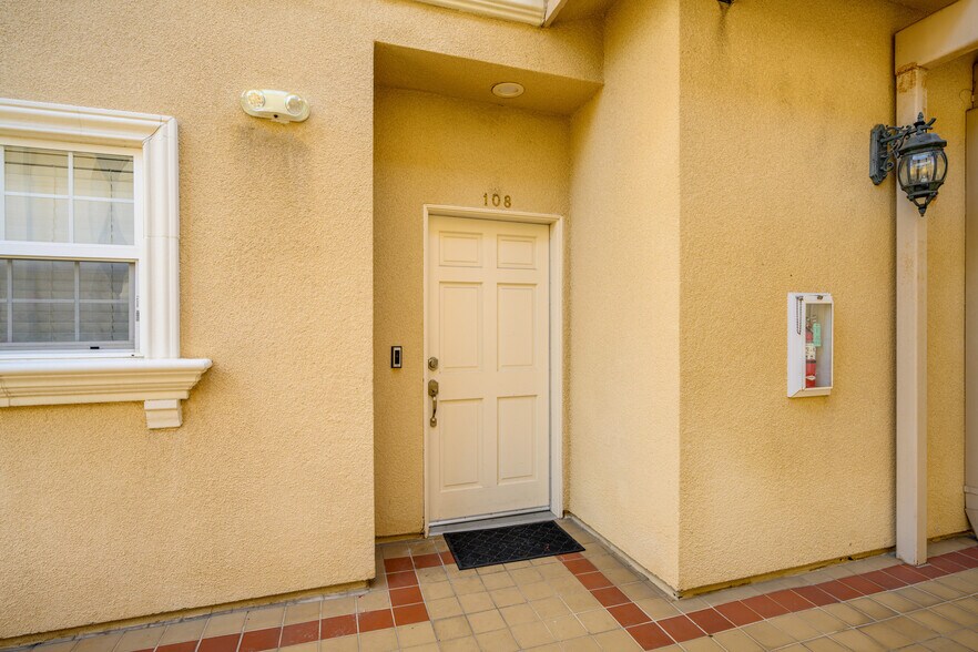 Building Photo - 415 E Dryden St