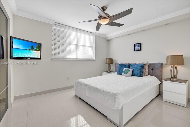 Building Photo - 1623 Collins Ave