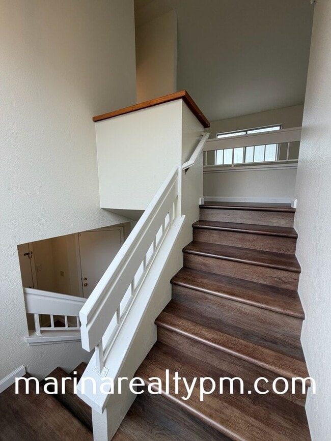 Building Photo - Glen Cove Beauty 3 bed 2.5  bath 2 Story home in established neighborhood