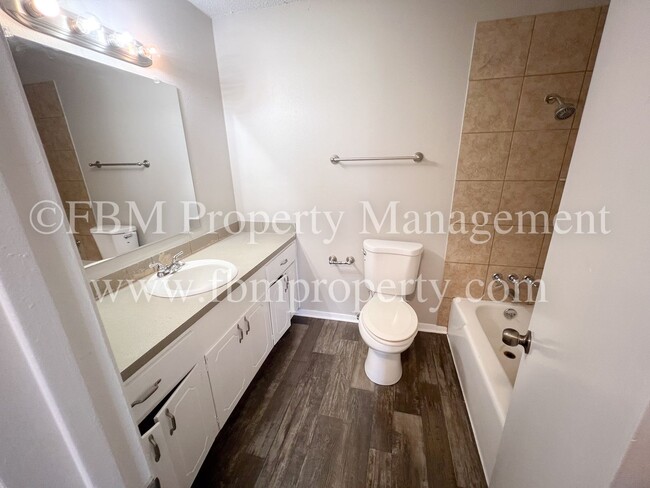 Building Photo - 211 Stonegate Dr
