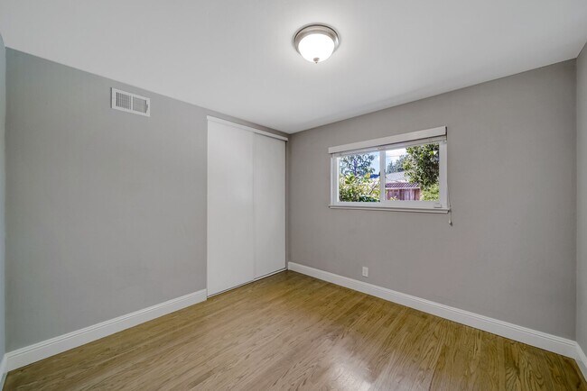 Building Photo - 5741 Seifert Ave