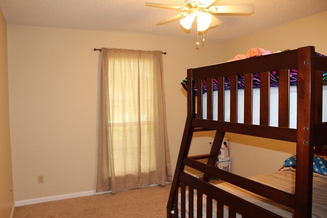 Building Photo - Exquisite 3BR/2BA Home Minutes from Moody AFB with Luxurious Features!