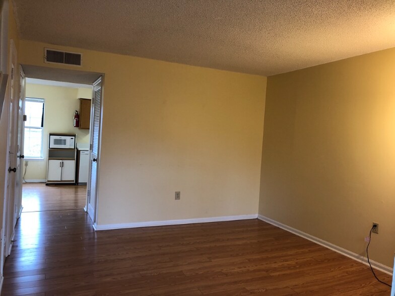 Building Photo - 250 Elm St