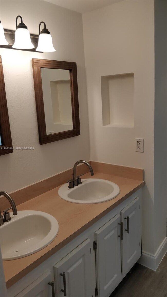 Building Photo - 1975 NE 135th St