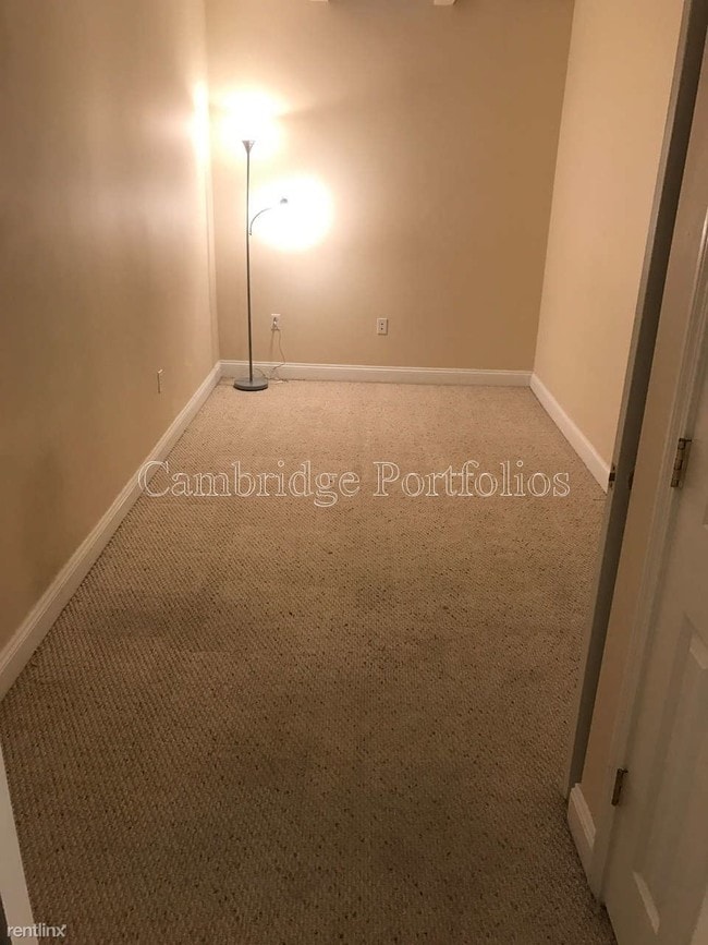 Building Photo - 320 Waltham St