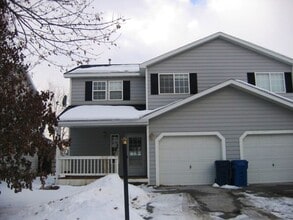 Building Photo - Spacious 3 bedroom townhouse