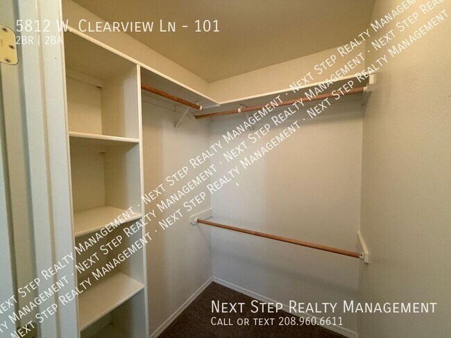 Building Photo - 5812 W Clearview Ln