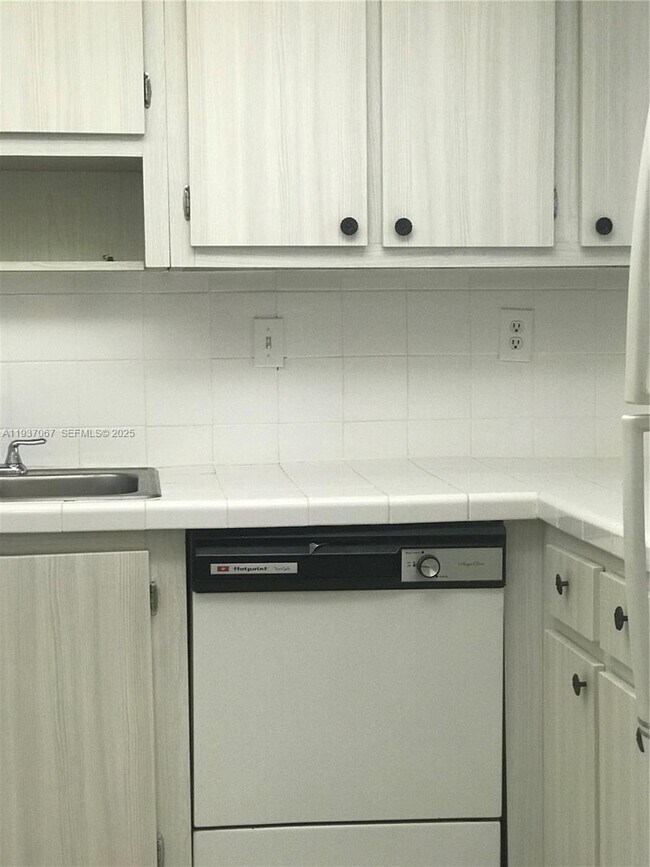 Building Photo - 10000 NW 80th Ct