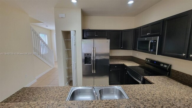 Building Photo - 3223 SE 4th Ct