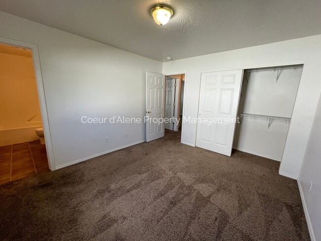 Building Photo - 3 bed, 2 bath house in fantastic location!