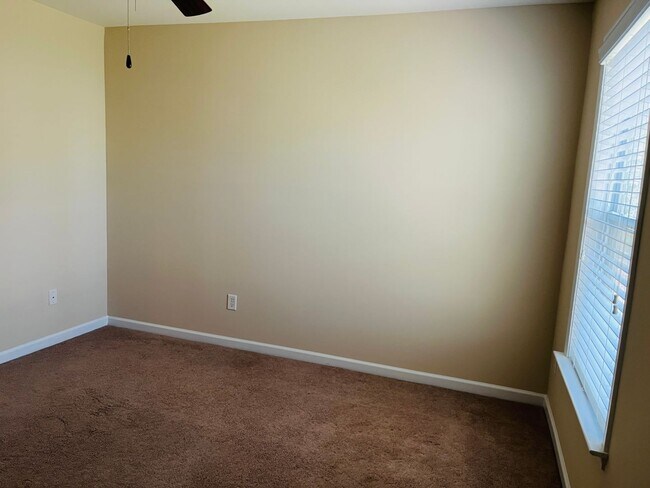 Building Photo - Wow! 3 bedroom 2.5 bathroom home in Newnan, 2100 plus sqft, 2 car garage, huge rooms, must see!