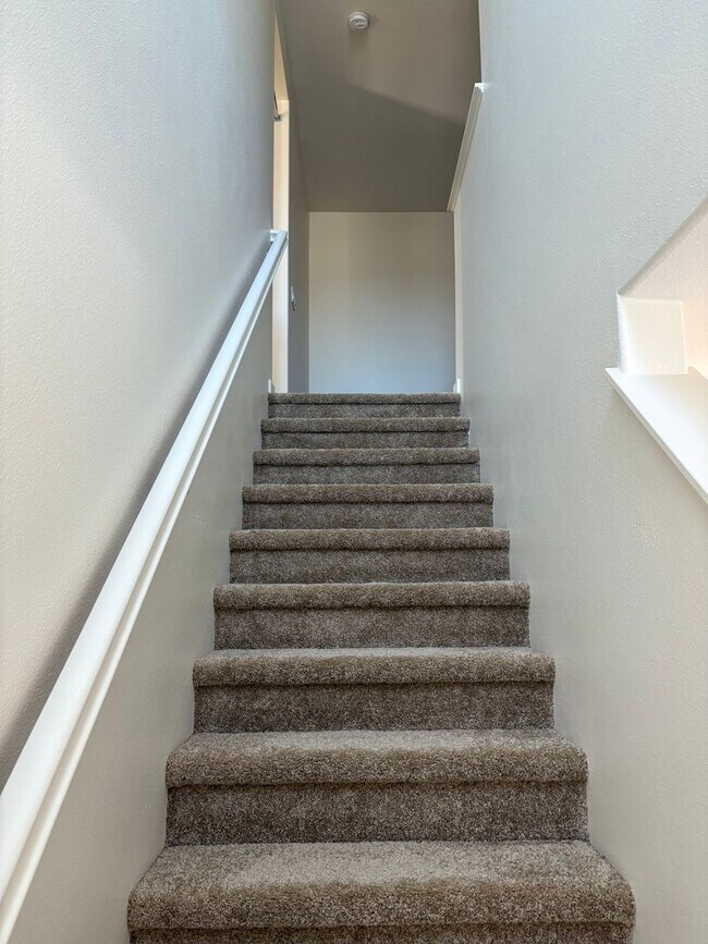 Building Photo - Spacious 3-Bedroom Townhome with Garage and Solar