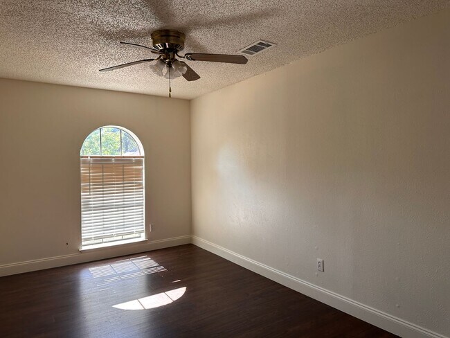 Building Photo - 3 Bedroom 2 Bath 2 Car Garage in Arlington - Excellent Location