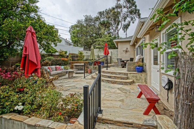Building Photo - BEAUTIFULLY REMODELED, BRIGHT & AIRY HILLS...