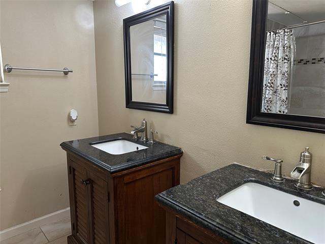 Building Photo - 10580 High Hollows Dr