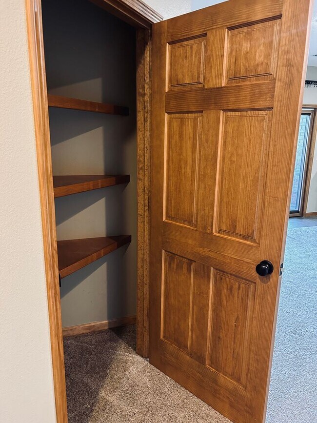 Building Photo - Gorgeous Home Located on Rivercut Golf Cou...