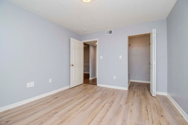 Building Photo - 1BR + Den Condo with Exclusive Move-In Incentive