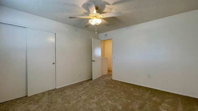Building Photo - 2 Bedroom Townhouse across from Harloe Ele...