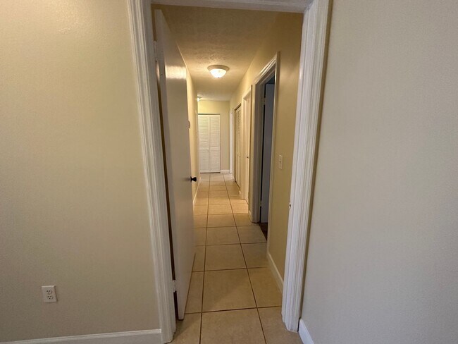 Building Photo - Spacious 3Bed/2Bath Condo in Colonial Point!