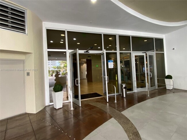 Building Photo - 1750 N Bayshore Dr