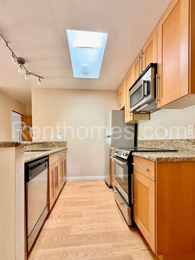 Building Photo - 8308 Regents Rd