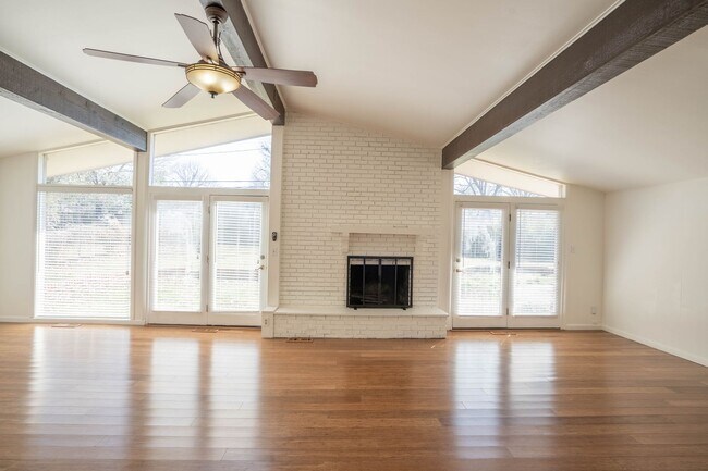 Building Photo - 3 Bed | 2 Bath in Midtown!